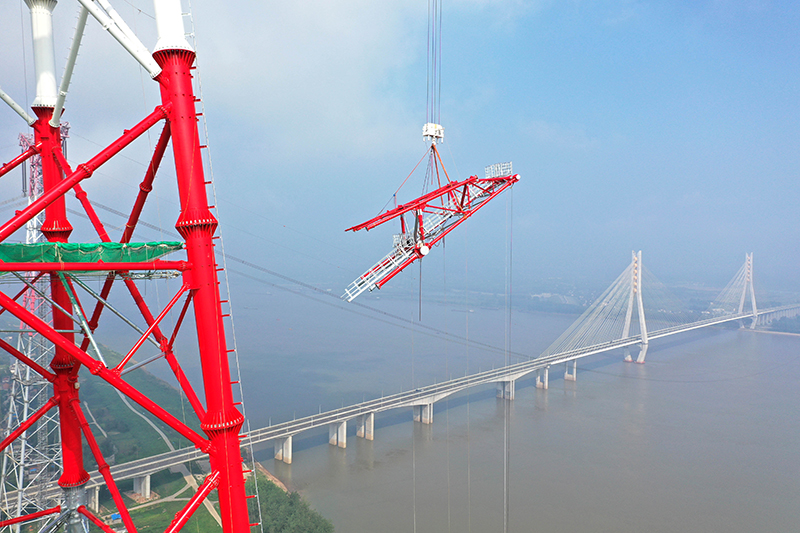 白鶴灘至浙江特高壓長江大跨越輸電塔封頂